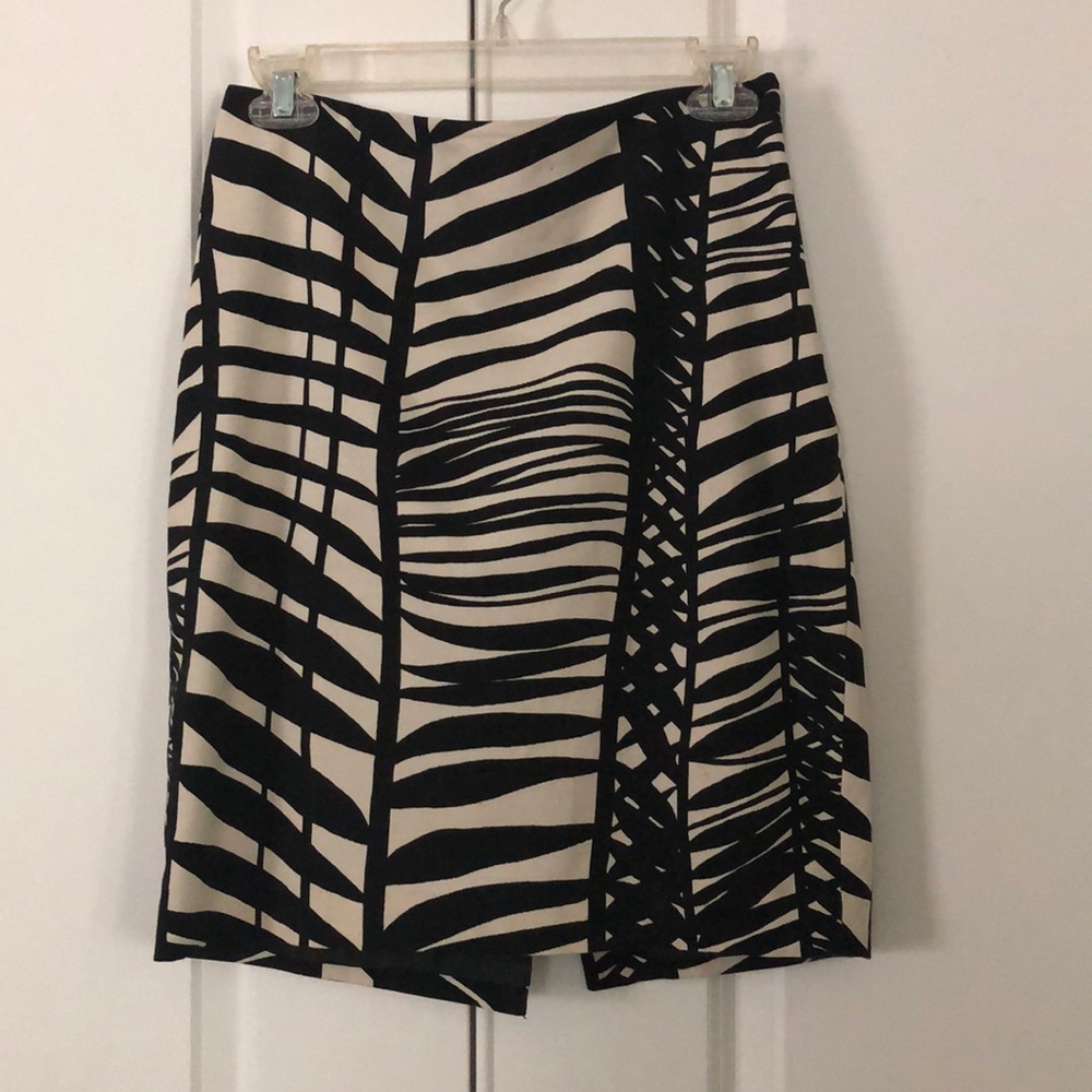 Limited fitted skirt